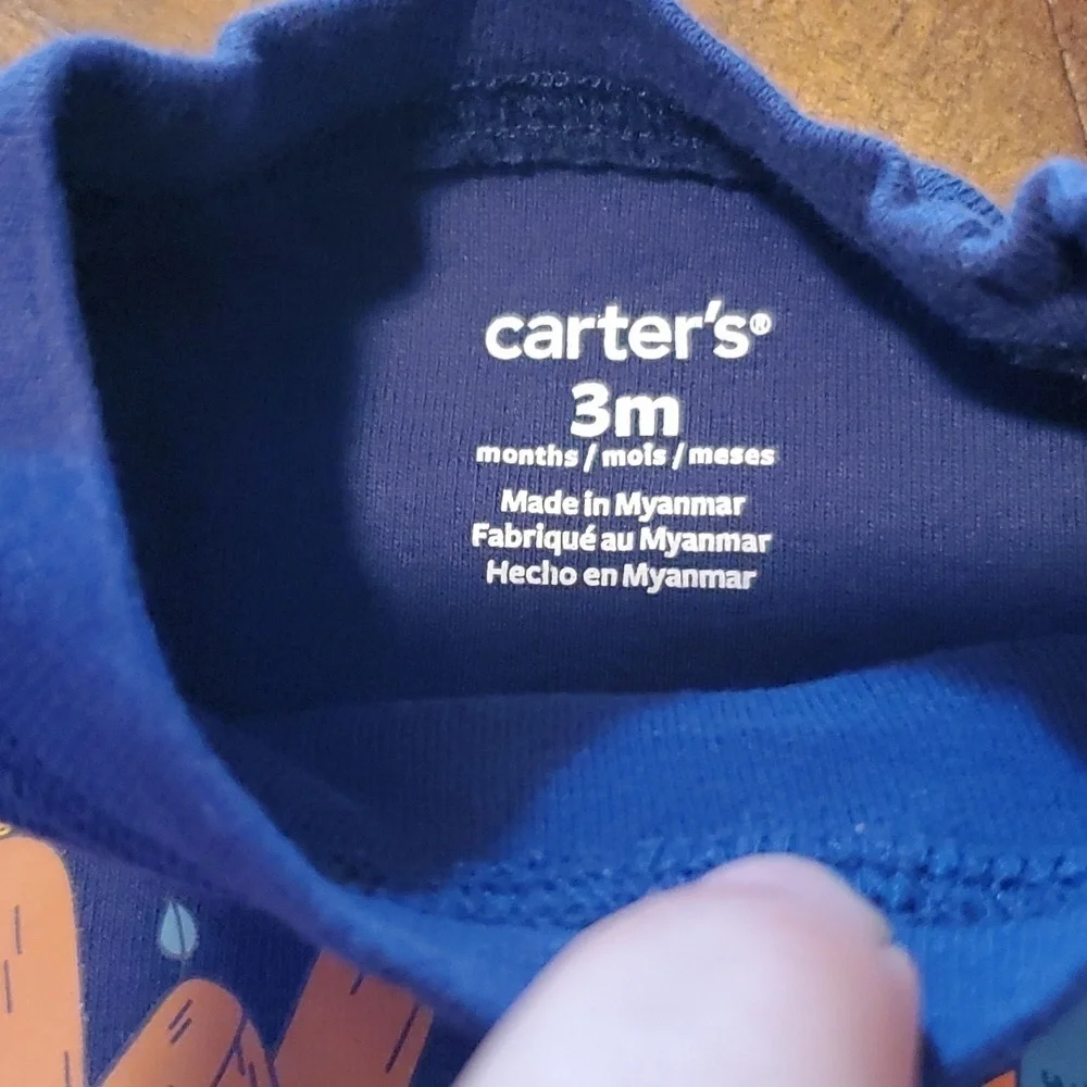 🐻   Carter's long sleeved Onesie Size 3 Months